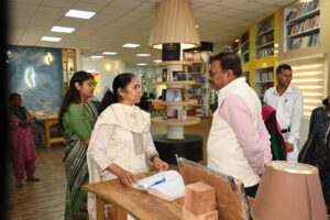मुख्य सचिव आनन्द बर्द्धन ने विद्यालय, आंगनबाड़ी केन्द्र, पुस्तकालय एवं खेल सुविधाओं का किया निरीक्षण