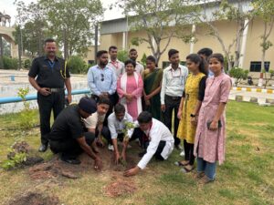 राज्य चिकित्सा महाविद्यालय पीलीभीत में विश्व पर्यावरण दिवस पर वृक्षारोपण: 21 जून तक चलेगा विशेष अभियान