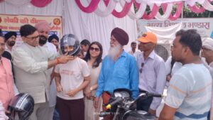 सड़क सुरक्षा अभियान: जिलाधिकारी ने बांटे हेलमेट, गर्मी से राहत के लिए राहगीरों को पिलाया शरबत