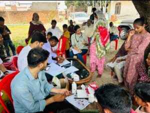 पीलिया से जूझ रहे गांव में स्वास्थ्य शिविर: 50 संदिग्ध मरीजों के लिए गए सैंपल; 5 अस्पताल रेफर: पीलिया प्रभावित गांव में 10 हैंडपंप लगवाएंगे गंगवार