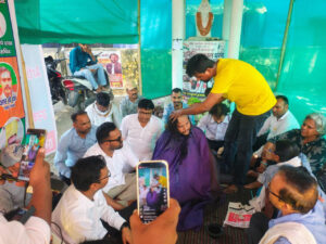 आरक्षण के लिए बंगाली समाज का अनोखा प्रदर्शन: रुद्रपुर में युवाओं ने मुंडवाए सिर; विरोध में पीएम मोदी को स्पीड पोस्ट से भेजेंगे अपने बाल