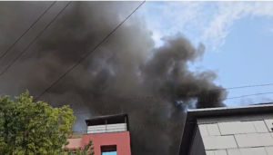 नोएडा के सेक्टर 9 में भीषण अग्निकांड: ‘शिवा इलेक्ट्रिकल’ की बिल्डिंग में लगी आग, दमकल की 3 गाड़ियां मौके पर