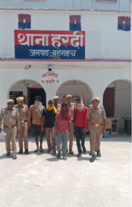 हरदी थाना पुलिस की बड़ी कामयाबी: पशु चोर गिरोह का भंडाफोड़, 4 भैंसों के साथ दबोचे गए चार सैंडे