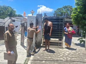 चेक बाउंस मामले में फरार आरोपी के घर कुर्की नोटिस चस्पा, ढोल-नगाड़े बजाकर कराई मुनादी