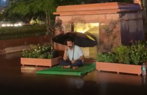 छात्रों पर लाठीचार्ज के विरोध में संसद परिसर में धरने पर बैठे नगीना सांसद चंद्रशेखर आजाद