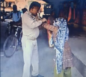 कानपुर: गुजैनी-बर्रा हाईवे पर महिला ने होमगार्ड को सरेआम पीटा, छेड़छाड़ का आरोप, वीडियो सोशल मीडिया पर वायरल