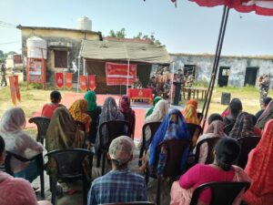एसएसबी ने सीमावर्ती गांव कुमराहा में बांटी कुर्सियां और मेज, ग्रामीणों को स्वच्छता व जल संरक्षण के प्रति किया जागरूक