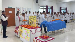 पीलीभीत मेडिकल कॉलेज में एमबीबीएस के नए विद्यार्थियों ने ली कैडेवरिक ओथ, देहदाताओं को बताया ‘मौन गुरु’